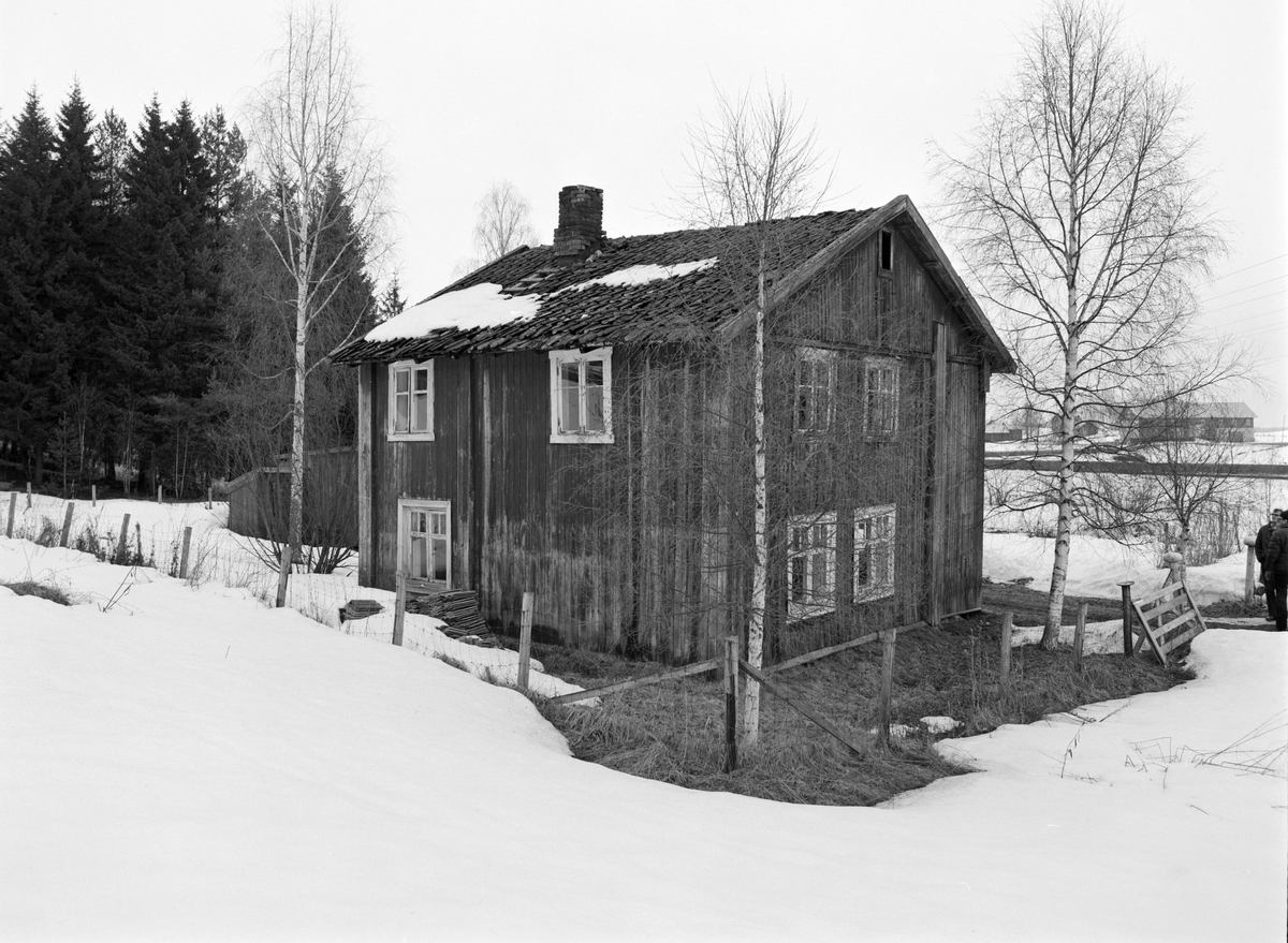2. etasjes svalgangshus i Løten. Plassen het Elvarheim, lå ved Besseby, det er RV211 i bakgrunnen, (dagens RV3). I dag åpent jorde. 
Besseby er i bakgrunnen, huset ligger på andre siden av Fura.  1982, Hedmarksmuseet på befaring, Amund Trætteberg og Ragnar Pedersen.