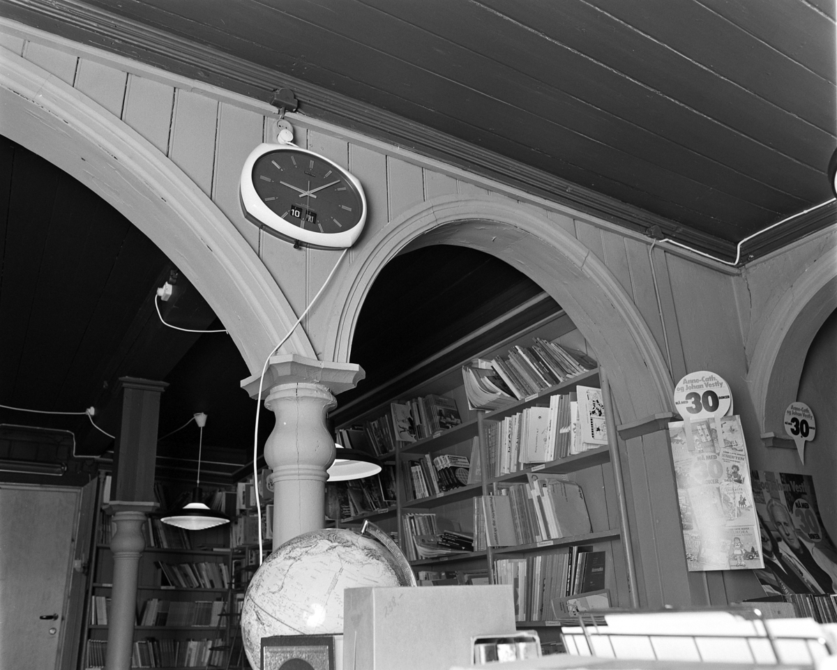 Emil Lies bokhandel i Strandgata 63, Hamar, butikk, interiør. Butikkinnredning. Detalj søyle, bue. Forretningen ble nedlagt i 1982.. 