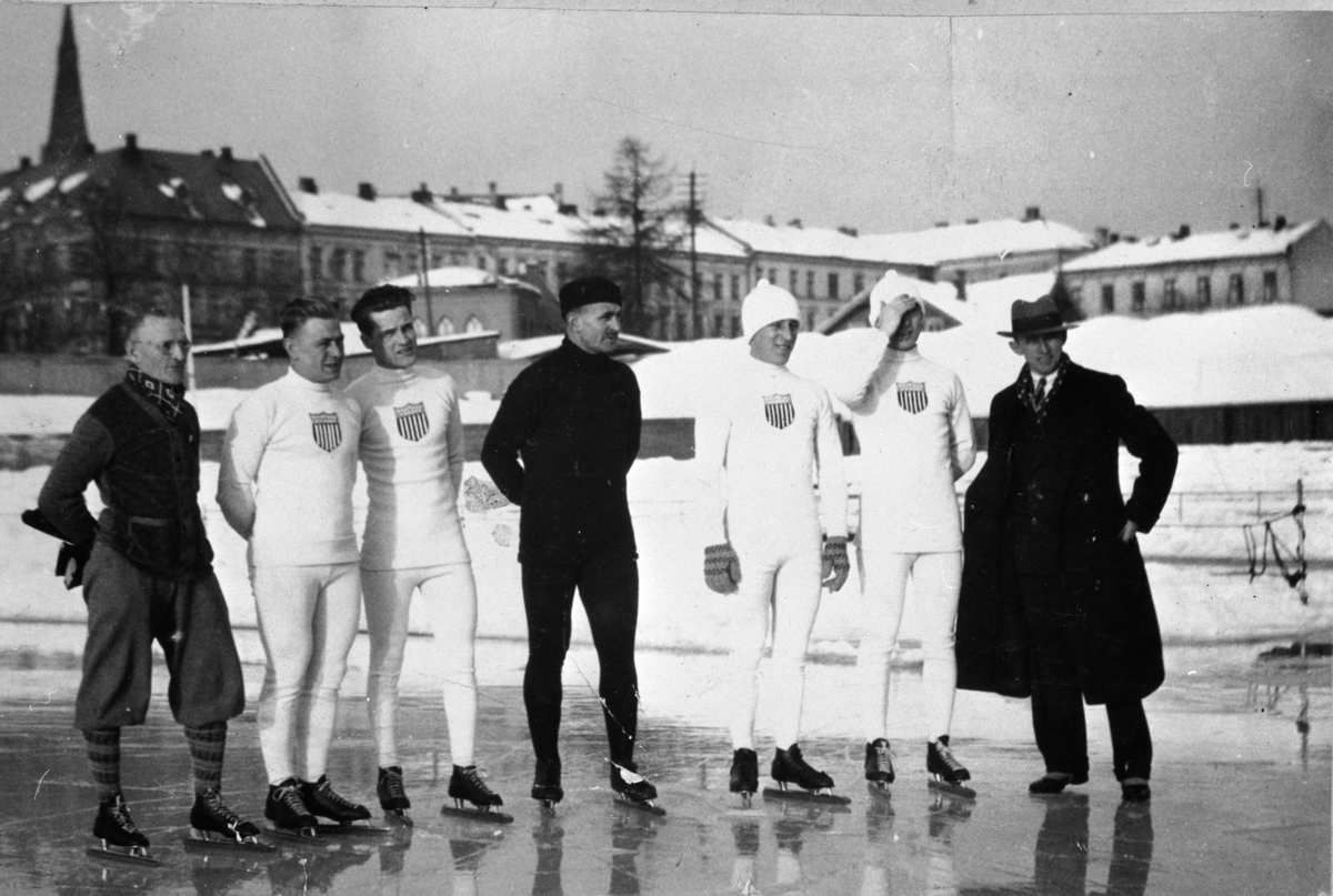 Oscar Mathisen sammen med amerikanske skøyteløper. 
Oscar Wilhelm Mathisen (født 4. oktober 1888, død 10. april 1954) var en norsk skøyteløper som representerte Kristiania Skøiteklubb. 