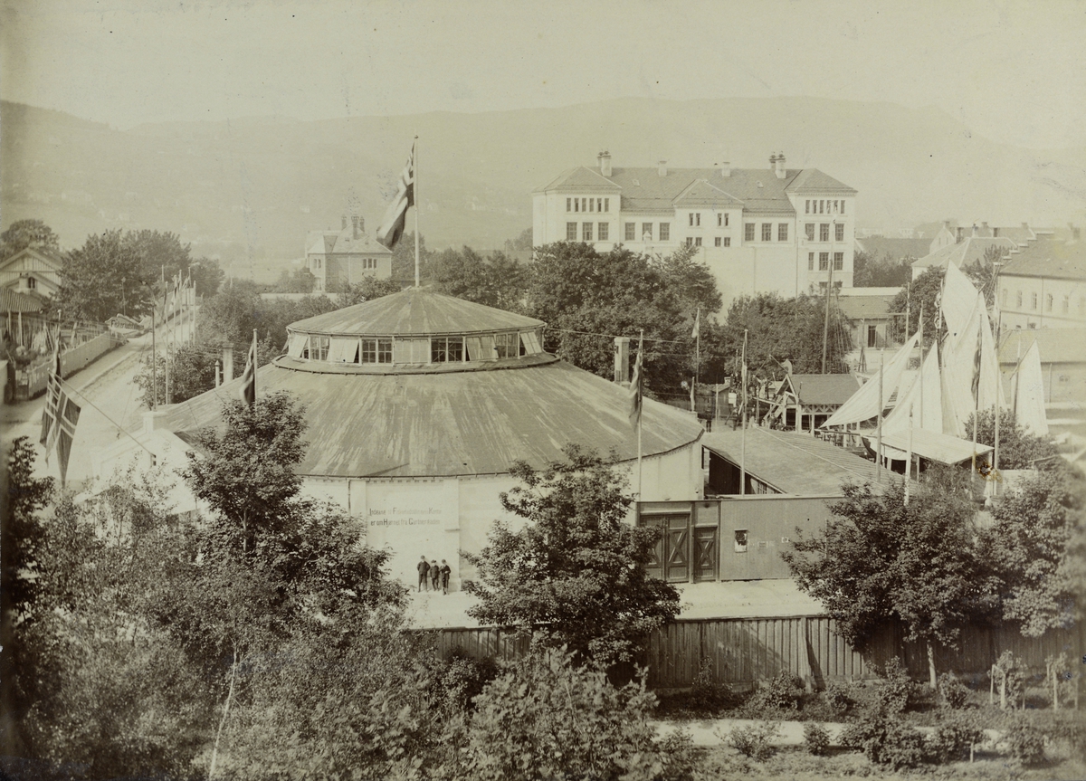 9 fotografier fra Fiskeriutstillingen i Trondhjem 1887.