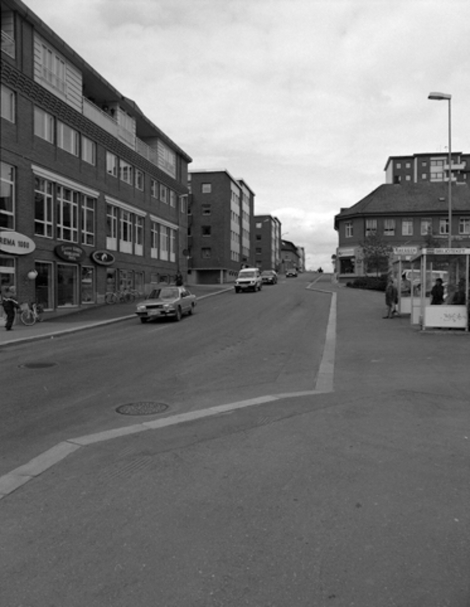 STORHAMARGATA, BASARENE, BUSSHOLDEPLASS, HAMAR. FOTO ERIK MOSTUE 26. 05. 1997. 