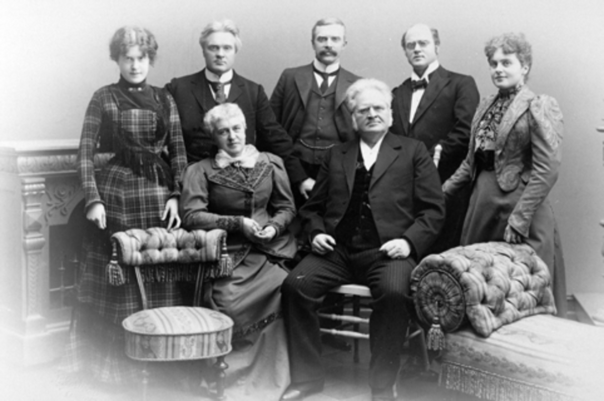 Gruppe familie: Fra venstre: Dagny Sautreau, Bjørn Bjørnson, Einar Bjørnson, Erling Bjørnson og Bergliot Ibsen. Foran Karoline Bjørnson og Bjørnstjerne Bjørnson
