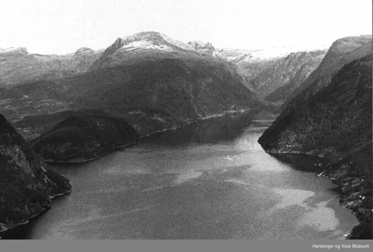 Fjord, fjell, snø. Flyfoto tatt innover mot Osafjorden