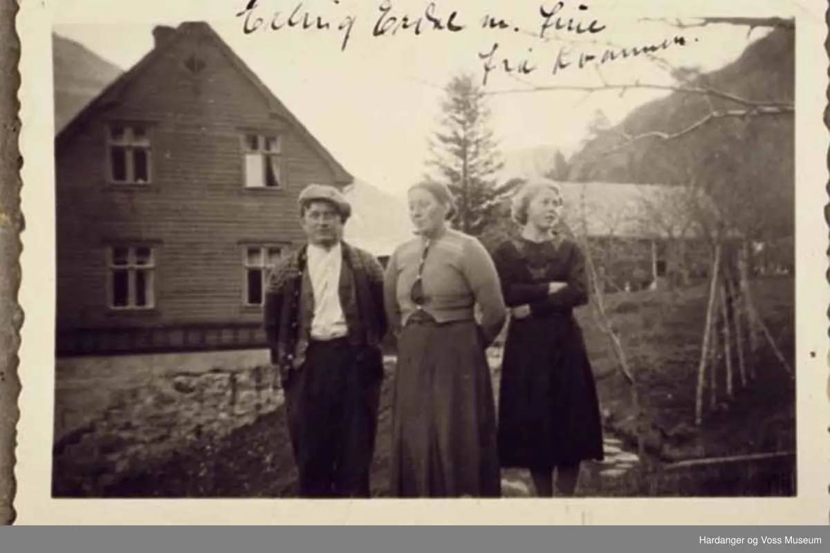 Gruppe, kvinner, mann, hus, tre, fjell. Erling Erdal og Anna Skår