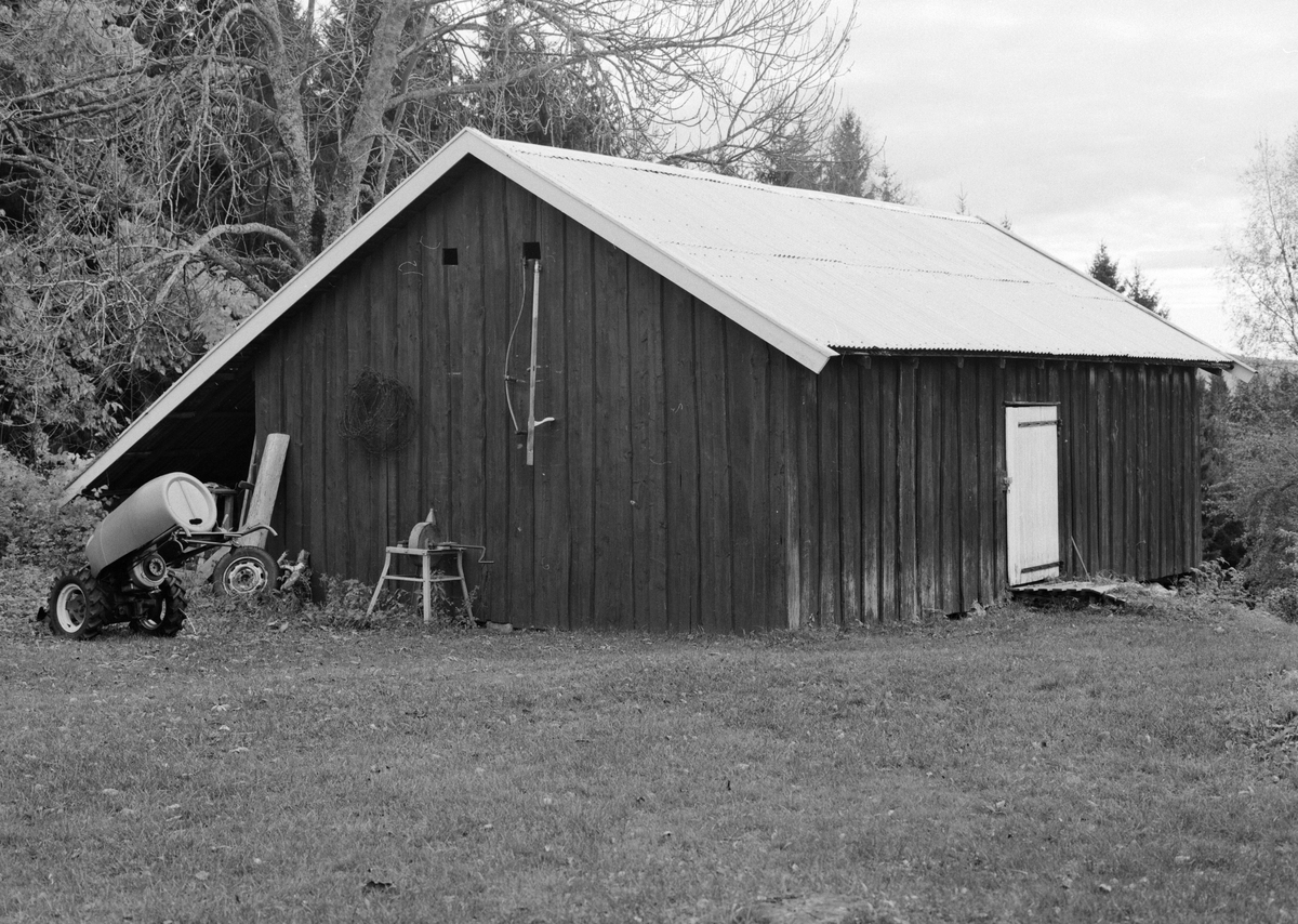 Rønningen unna Flisaker i Veldre. Gnr. 1, bnr. 19. Uthus, eksteriør. 