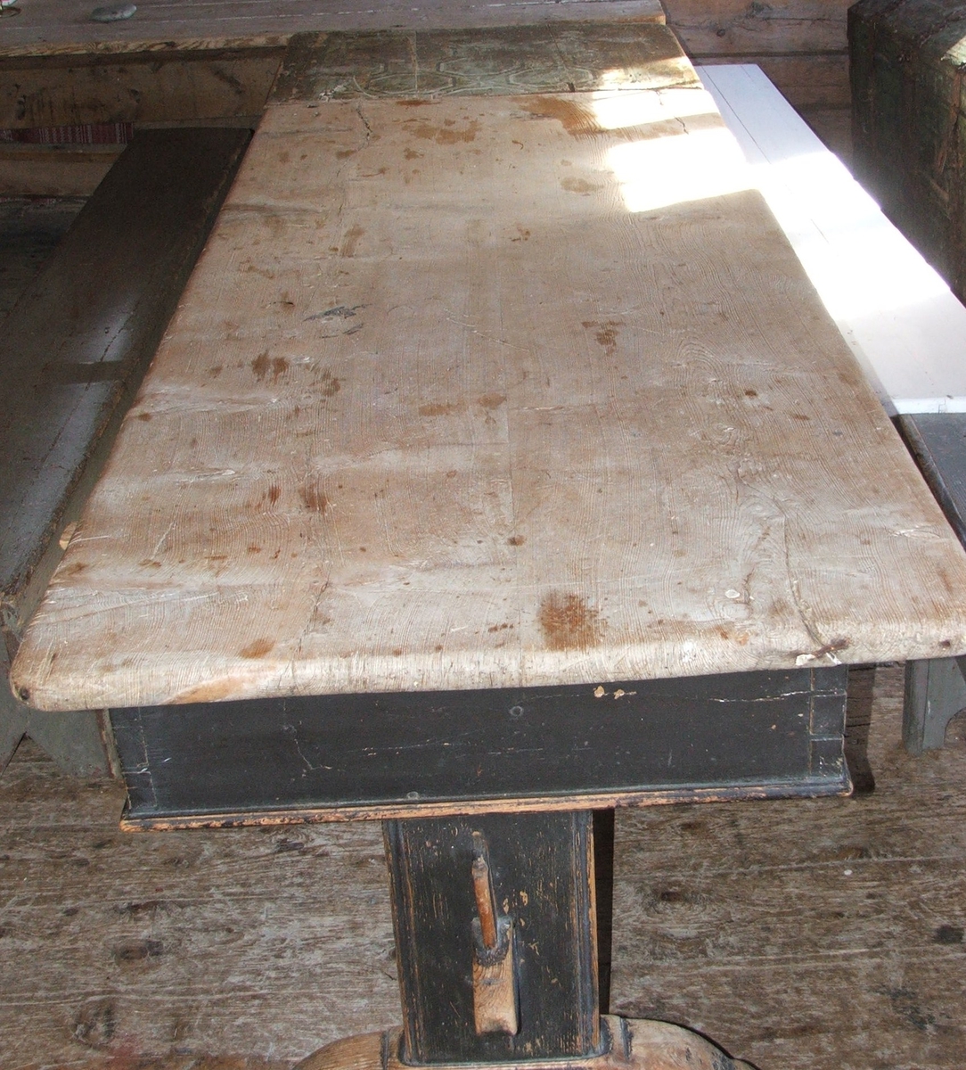 Langbordet består av to planker i bordflata, og tre planker i klaffen. Klaffen er malt med sjablonger med stjernemotiv og åttekantet blomstermotiv. Bordet har en støtte av jern til å holde klaffen oppe. Understell av to vanger med kiler og en strekkfisk i mellom. Bordet har sarg. Det er to åpninger hvor det har vært skuffer.