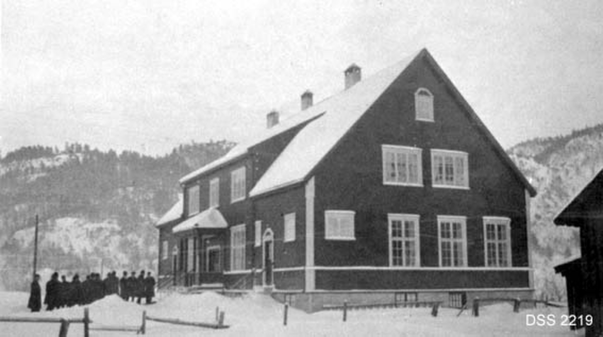 Oddernes skogskole i Torridal ved Kristiansand. Fotografiet viser en halvannenetasjes, panelt bygning med mørk veggfarge, lyse hjørnekasser og vindus- og døromramminger.  Ved bildets høgre ytterkant ser vi hjørnet av noe som antakelig må ha vært et uthus. Ei menneskegruppe foran vindfanget ved hovedinngangen kan ha vært ei elevgruppe.  Bergområde med glissen skog i bakgrunnen. 

Det var stortingspolitikernes ønske at det skulle etableres skogskoler i alle landsdeler.  For Sørlandets del utløste dette en lokaliseringsdebatt, som startet i 1914.  Det kom tilbud fra begge de berørte fylkene (den gangen Lister og Mandals amt og Nedenes amt), og et forslag om å etablere en regional skogskole i Drangedal i Telemark om også til å påvirke lokaliseringsdebatten.  Kommuner og regioner som gjerne ville ha denne undervisningsinstitusjonen kom med sine tilbud.  Det var viktig at skolen skulle lokaliseres på et sted der det var nærhet til skoger hvor elevene kunne ha praktiske undervisningsopplegg, og at undervisningsbygningene skulle ligge landlig til, men ikke lengre unna by eller tettsted enn at det ville la seg gjøre å rekruttere dyktige timelærere i allmennfagene som sto på undervisningsplanen.  Skogadministrasjonens og stortingspolitikernes valg falt i 1916-17 på tettstedet Mosby, cirka 10 kilometer nord for Kristiansand.  Der var det såpass mye bebyggelse at man kjente seg sikre på at det ville bli mulig å få innlosjert elevene på hybler, samtidig som avstanden til byens fristelser var såpass stor at de var utenfor daglig rekkevidde for elevene.  Det inngikk i avtalen at Oddernes kommune skulle reiste og eie skolebygningen, men at det statlige «Skogvesenet», representert ved skogforvalter Lauritz Sølvberg, skulle stå for driften.  Undervisningen ved Oddernes skogskole startet i 1917 med nevnte Sølvberg og skogassistent Per Thurmann Moe som lærere i skogbruksfagene.  Disse to ble også tilvist boliger i skolebygningen.  Oddernes skogskole hadde plass for inntil 16 elver.  Kursene var ettårige.  De startet i mai og sluttet i mars påfølgende år.  I tillegg til teoretisk undervisning hadde elevene praksis, både i planteskole og i de offentlige skogene i nærmiljøet.  Undervisningen omfattet også ekskursjoner til skogbaserte industribedrifter.  Søkningen til Oddernes skogskole ble etter hvert noe dårligere, og i 1931 var antallet så lavt at man ikke fant det økonomisk forsvarlig å sette i gang undervisningen.  Ettersom synkende elevtall hadde vært en tendens gjennom flere år, bestemte Skogvesenet (Skogavdelingen i Landbruksdepartementet) at skolen skulle avvikles.  Lauritz Sølvberg, som hadde vært hovedansvarlig for undervisningen, ble overflyttet til en vakant skogforvalterstilling i Tinn i Telemark.