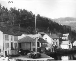 Ulvik Forbruksforeining og kaiområde på Brakanes