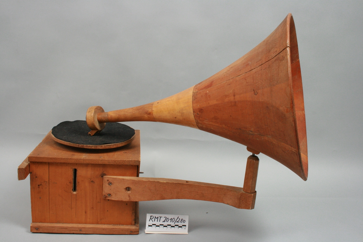 Hjemmelaget grammofon av pathéfon-type. 

Instrumentet består av tre deler som lett kan tas fra hverandre. Kasse med en arm, som holder trakten, platetallerken og trakt. Det er montert en sveiv på en siden av kassen. Hovedsaklig består instrumentet av tre, kassen av gran og trakten sansynlighvis av kirsebær. Overflaten er delvis ru og ujevn.
På platetallerken ligger es svart filt. Kassen er føyet sammen med skruer og spiker.

Membranen består av marieglas, som er en variasjon av krystallen gips.