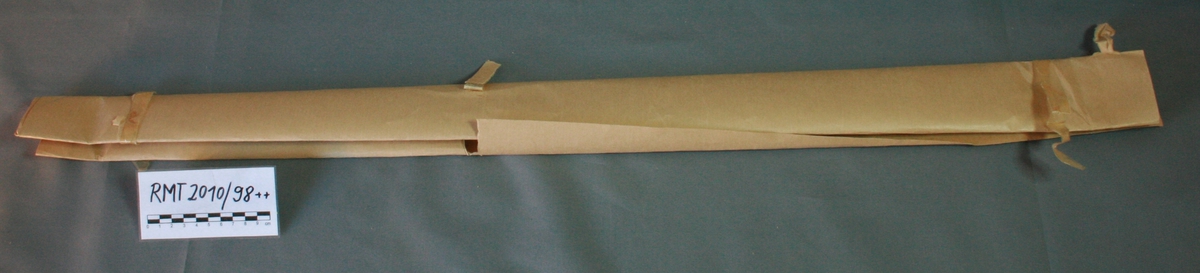Cirka 100 deler. Behandlet og ubehandlet tre av gran, lønn/ahorn, mahogany(?), or med mer. (Diverse emner til instrument.)