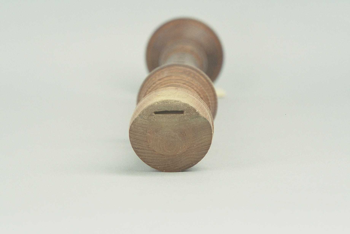 Langfløyte av ener, blokkfløyteprinsipp. 7 + 1 fingerhull. Bredt, flatt, dreid klokkestykke.

