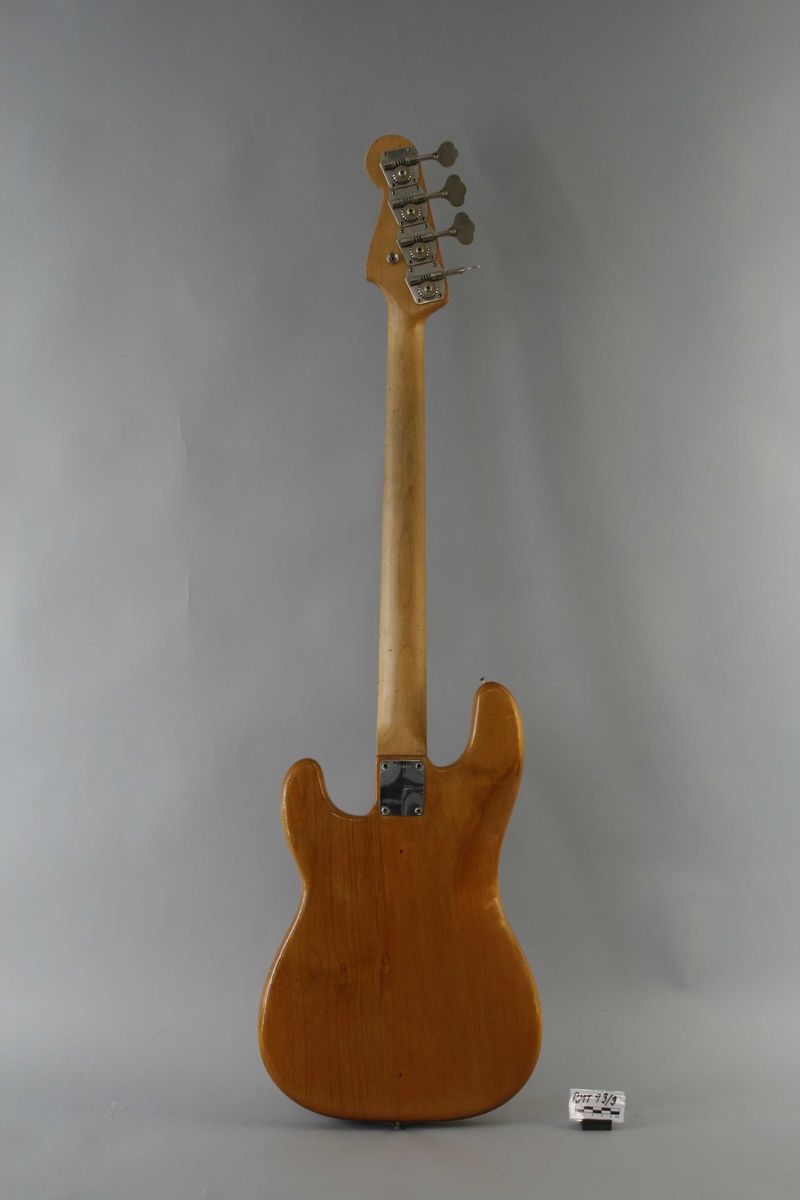 Korpus i lyst lakkert tre. Rødt plekterbrett. 20 tverrbånd på halsen. Volum- og bass/diskant (tone)- kontrollknapper. Split single-coil pickup. Skrue for reim på venstre sarg.