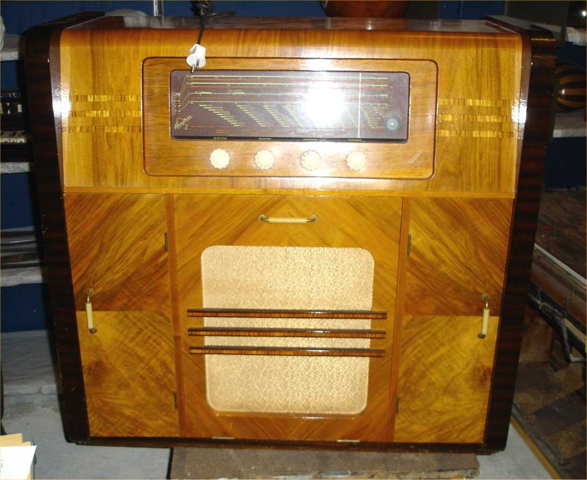 Kasse av finert tre med en tredelt underskap nede og en radioenhet oppe. Skapdelen nede består av en skapdør på hver side og en klaffdør i midten. Bak klaffedøren befinner seg en platespiller.
Grammofonen (platespilleren) er laget av Philips, modell "Stereo", og spilles med 78' plater samt med veksler til MN: type NG 3650; nr 02371.

Under platespilleren er en høytaler montert, som viser med åpningen mot tekstilavdekkingen på forsiden av klaffedøra.

Under radioenheten befinner det seg 4 hvite dreieknapper. Andre knappen fra høyre (sett forfra) viser en nummerering av hakkene sinde: L, 1, 2, 3.

Baksidig finnes det 4 forskjellige avdekkinger. To avdekkinger av kryssfiner, som er spikret bak skapene på hver side. Oppe og nede i midten er det skruet på to perforerte plater av en presset materiale. 

Inne i øvre delen befinner seg radioenheten. Den største delen av radioenheten (alle beskrivelser i dette avsnittet sett bakfra) utgjør en metallboks med flere kabler, rør etc. på, som er skruet på hylleplata under. En plate er skruet på metallboksen og i tilegg festet foran glassplata på veggen, som er synlig på forsiden av radioen. På høyre og venstre side en liten pære, som belyser glasspanele på forsiden. En større pære lyser mer eller mindre sterk, avhengig hvor sterk radiosignalet er. konstruksjon av tråd og trinser er bak glassplata og sørger for å bevege pekeren sidelengs mens det søkes signal.