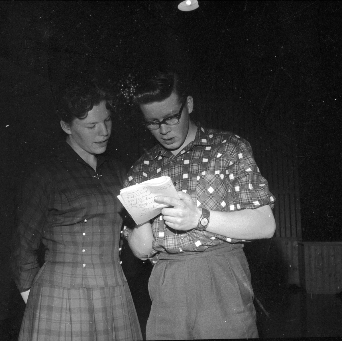 TEVLINGSLEDER I STANGE BUL, BIRGITT RUUD OLSEN (T. H. ) OG KJELL MANGERUD. (HS19. MARS 1960). DATO:??. 03. 1960 FOTO:EGIL M. KRISTIANSEN 