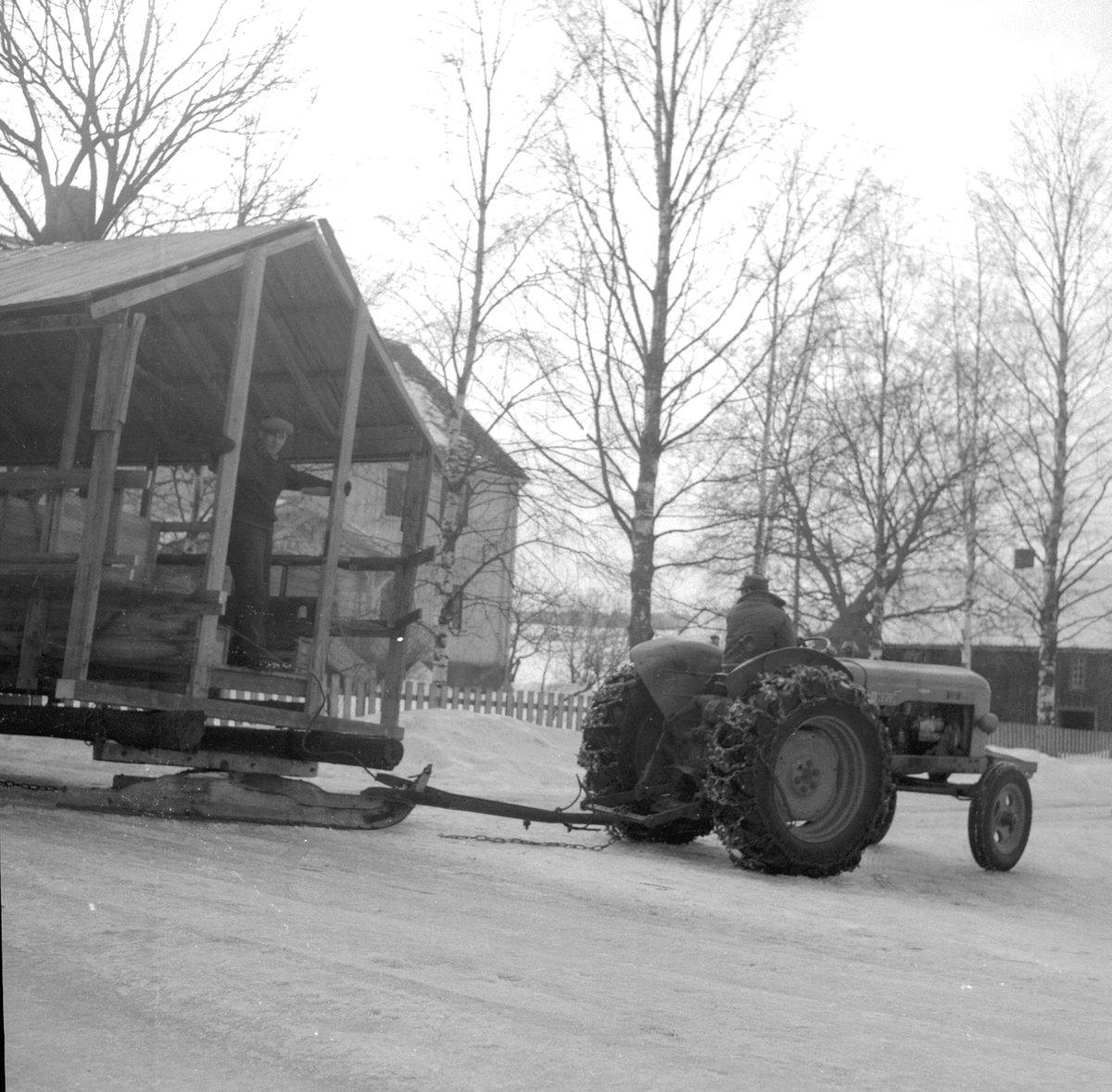 TRANSPORT AV MINKGÅRD VED ARNEBERG I ROMEDAL. MINKGÅRDEN SKAL FLYTTES TIL GUNNAR BLEHR I OTTESTAD. (HS 18. MARS 1960) STED: ROMEDAL KOMMUNE: STANGE DATO:18. 03. 1960 FOTO:EGIL M. KRISTIANSEN 