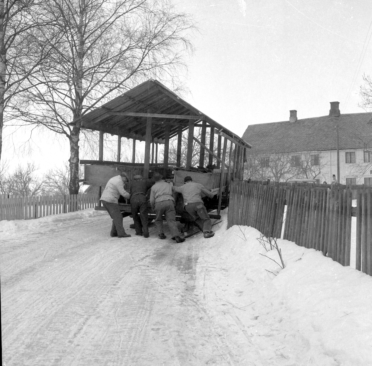 TRANSPORT AV MINKGÅRD VED ARNEBERG I ROMEDAL. MINKGÅRDEN SKAL FLYTTES TIL GUNNAR BLEHR I OTTESTAD. (HS 18. MARS 1960) STED: ROMEDAL KOMMUNE: STANGE DATO:18. 03. 1960 FOTO:EGIL M. KRISTIANSEN 