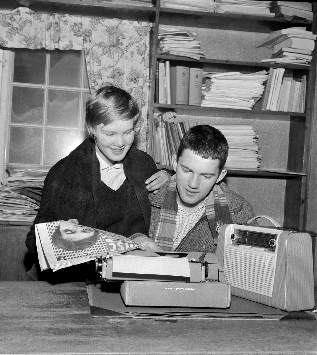 REDAKTØRER AV "PLATEKROKEN" I HAMAR STIFTSTIDENDE, ELISABETH NORDRUD OG PER BØE BÆKKEVOLD. MUSIKK. STED: HAMAR STIFTSTIDENDE. KOMMUNE: HAMAR DATO:??. 09. 1959 FOTO:EGIL M. KRISTIANSEN 