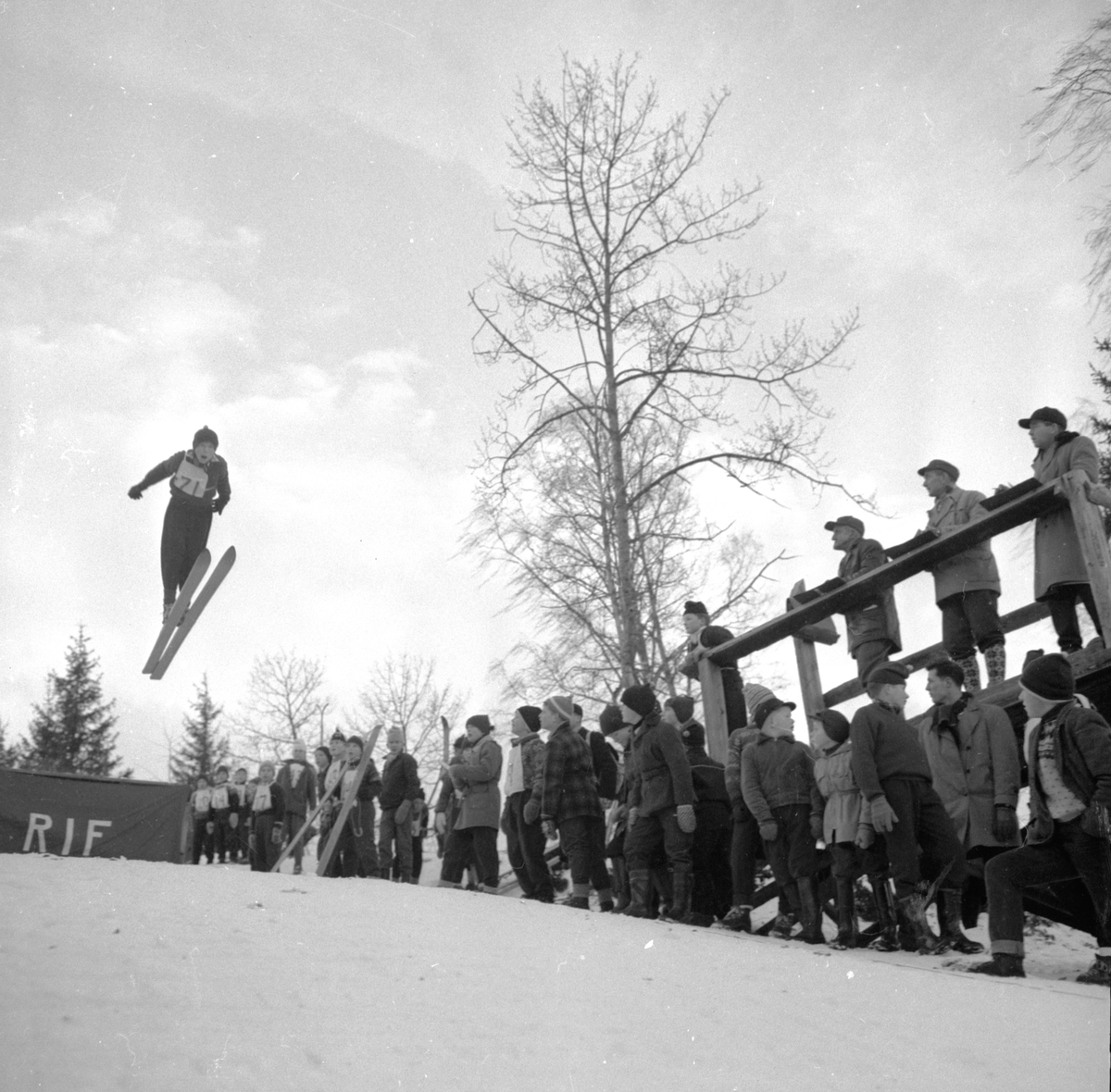 HOPPRENN I AASBAKKEN I RINGSAKER. VINNER AV ELDSTE GUTTEKLASSE AAGE NORDHAGEN, DOMMERTRIBUNE, RINGSAKER. (HS 11. JANUAR 1960). SKI, HOPP. STED: AASBAKKEN. KOMMUNE:RINGSAKER. DATO:10. 01. 1960 FOTO:EGIL M. KRISTIANSEN 
 