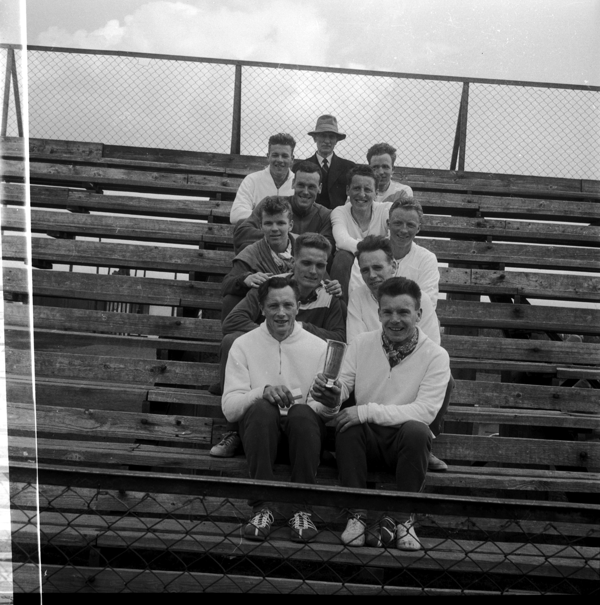 GJØVIKSTAFETTEN. VELDRE ILS LAG SOM VANT STAFETTEN FORAN LILLEHAMMER. NEDENFRA T. V. : ODD RØNNING OG ARTHUR OLSEN. ODD HAAKENSVEEN OG EVEN STUEN. SVEIN JOHNSEN OG BJØRN TVEDT. FRANZ HULLEMANN OG OLE ELLEFSÆTER. ARVE LAGMANNSVEEN OG ODD FREDLUND. "MASKOT" ALFRED THORESEN. (HS 9. MAI 1960). FRIIDRETT; STAFETT; LØP. STED: GJØVIK STADION. KOMMUNE: GJØVIK. DATO:08. 05. 1960. FOTO: EGIL M. KRISTIANSEN 