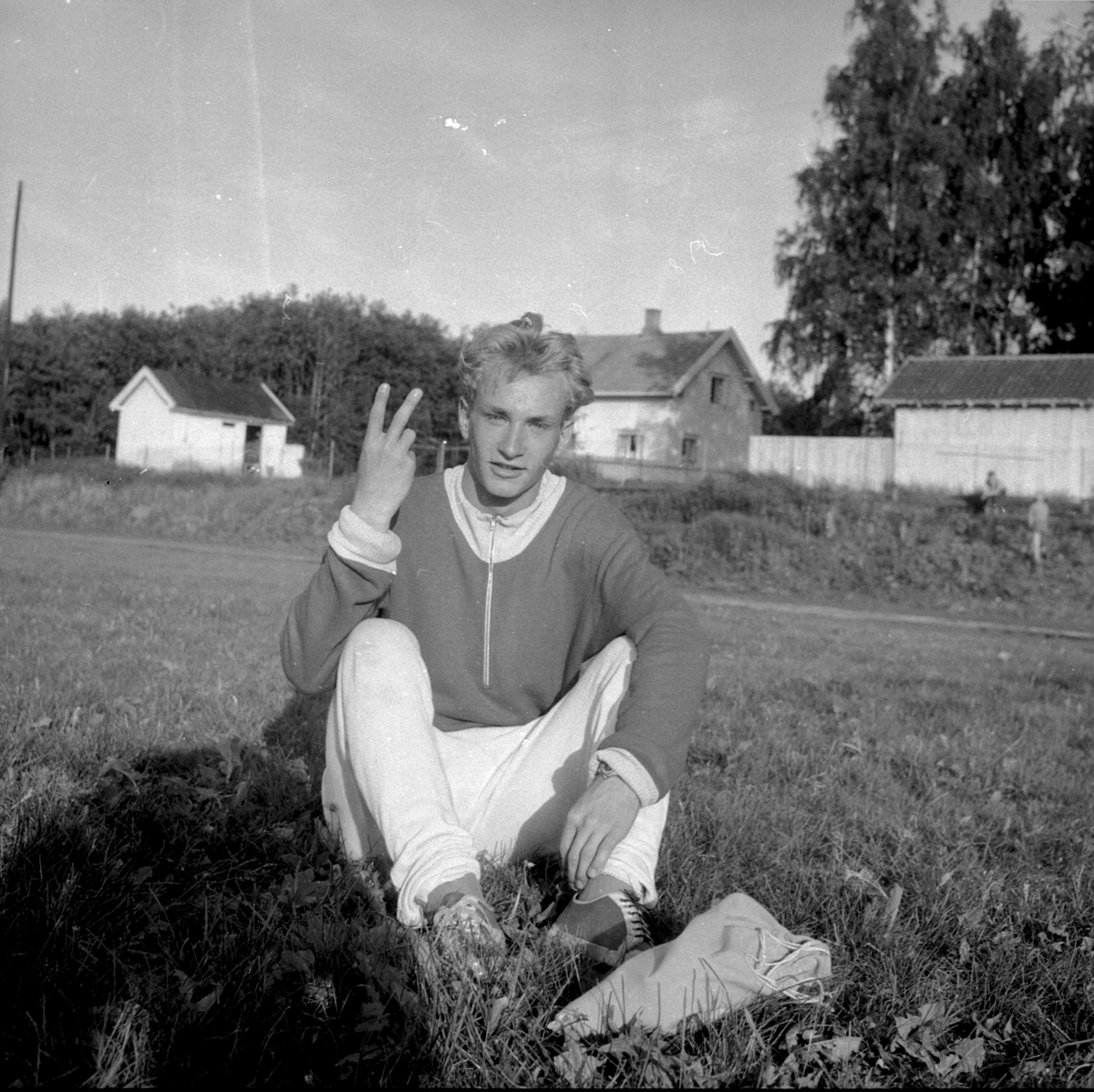 KJELL REISTAD, HAMAR IL LØP PÅ 10, 8 PÅ 100 M UNDER ET STEVNE PÅ OTTESTAD STADION OG VISER AT HAN FORBEDRET SIN PERSONLIGE REKORD MED 2/10 SEK. (HS 23. JUNI 1960). FRIIDRETT. STED: OTTESTAD STADION. KOMMUNE: STANGE. DATO:22. 06. 1960. FOTO:EGIL M. KRISTIANSEN 
 
