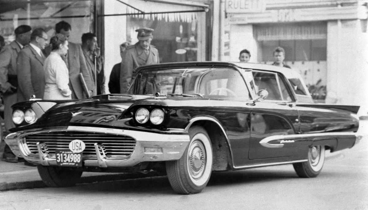 Hamar, Torggata. etter veterinærstudier i Amarika tok Otto Sinnerud med denne bilen hjem til Norge i 1959. (Otto bror til skøyteløper Peter Sinnerud) Bilen er en 1959 Ford Thunderbird. 
Karosseriet var likt i 1958, 59 og 60, men i 1959 fikk den annen chrom dekor på sidene. Denne har en spiss framover på døra var det 5 rektangler litt lenger bak på døra i 1958. I 1959 kom det ny motor på 430 cu in (7. 0 L) i noen få av disse. Normalt var det 352 cu in (5. 8 L) I 1959 ble det produsert 67. 456 inkludert 10. 261 kabriolet.