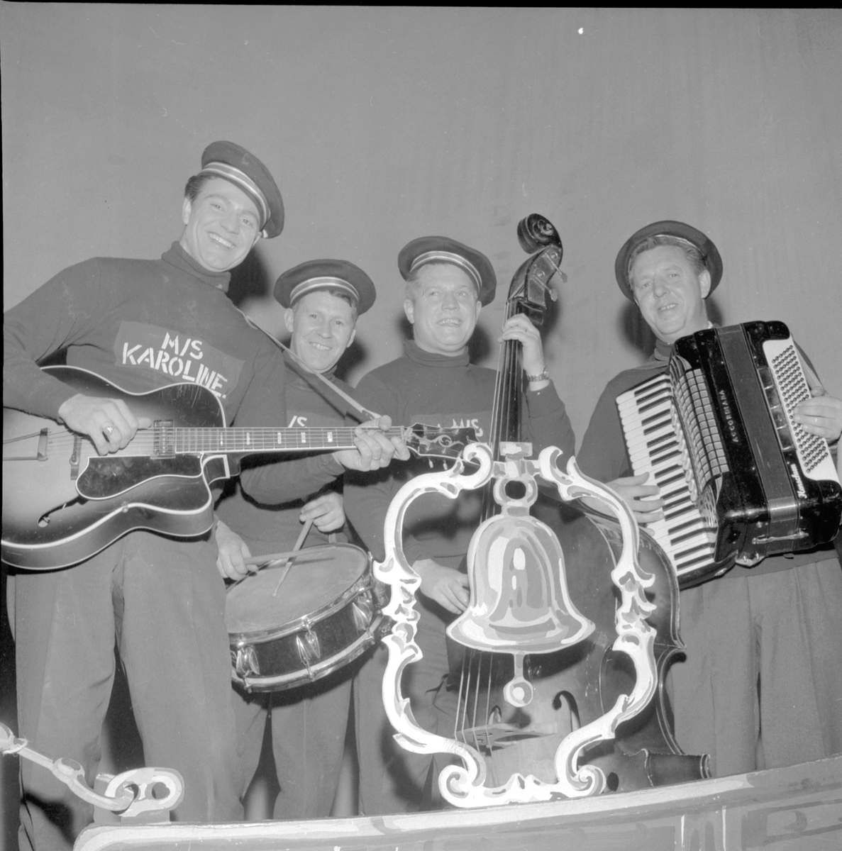 KVARTETTEN "M/S KAROLINE" SPILTE I EN FORESTILLING SAMMEN MED JENS BOOK JENSEN OG CARSTEN BYHRING I HAMAR TEATER. TEATER. STED:FESTIVITETEN. KOMMUNE: HAMAR. DATO:03. 11. 1959. FOTO:EGIL M. KRISTIANSEN 
 
