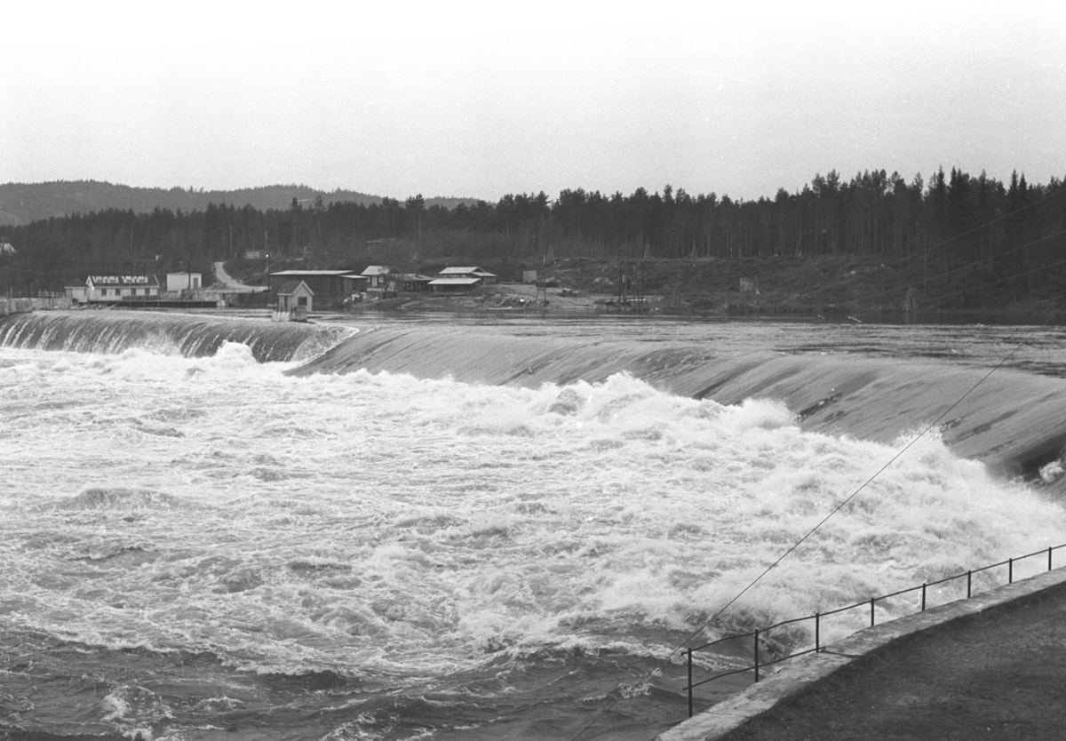 FLOM I GLOMMA, SKJEFSTADFOSSEN STED:SKJEFSTADFOSSEN KOMMUNE: ELVERUM DATO:1967. FOTO:EGIL M. KRISTIANSEN. 
 
 
