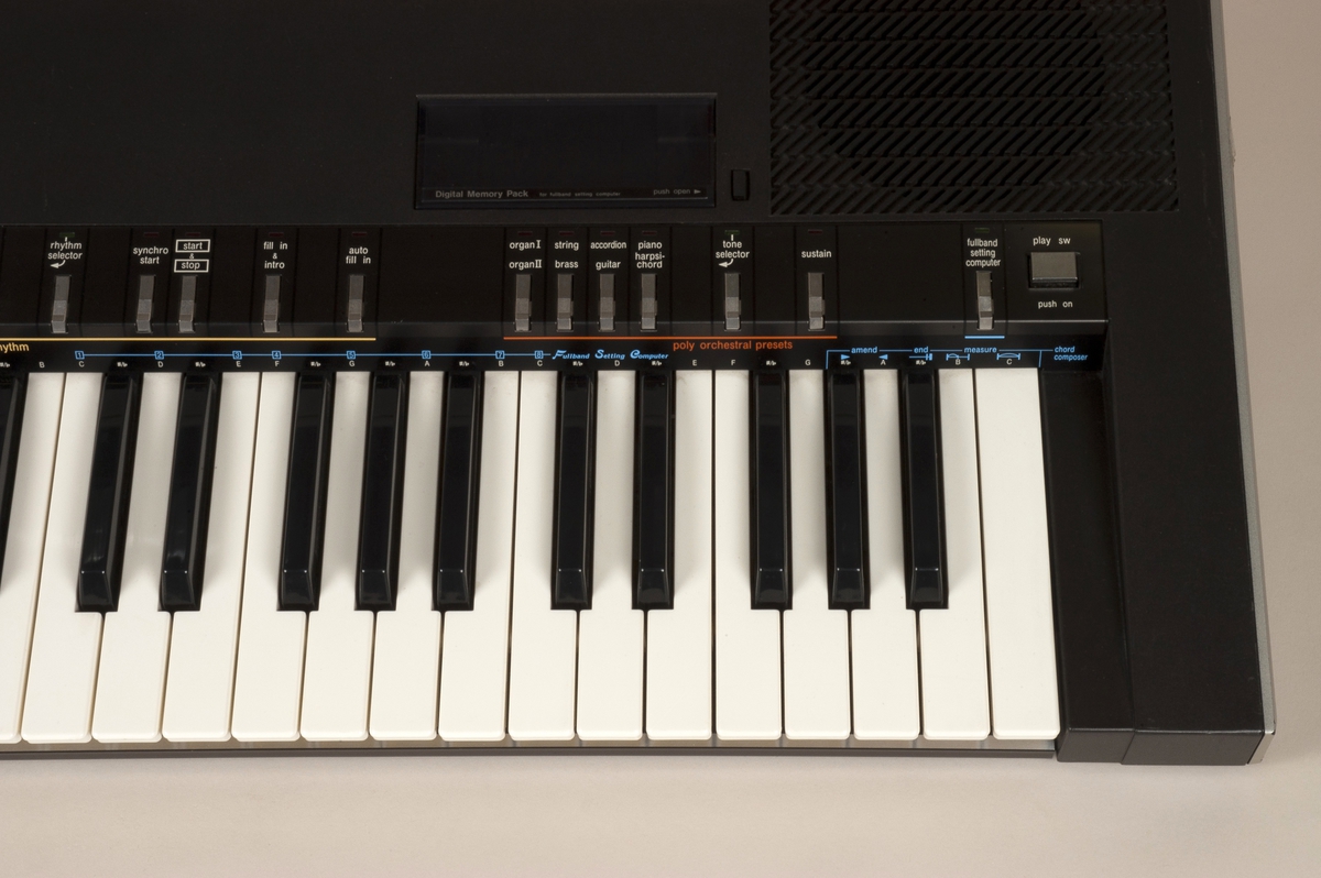 Synthesizer med omfang på fire oktaver, kontrollere i form av brytere og fadere.
