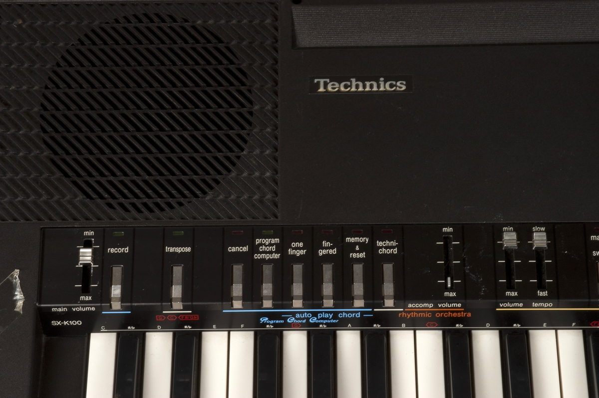Synthesizer med omfang på fire oktaver, kontrollere i form av brytere og fadere.