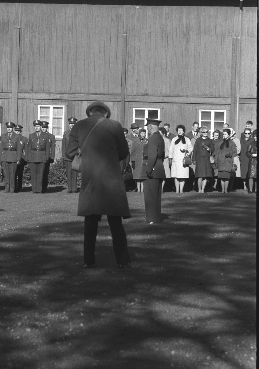 GENERAL ÅGE PRAN AVSLUTTER SIN TJENESTE SOM SJEF FOR DKØ OG TAR AVSKJED MED STABEN PÅ ÅKER GÅRD. STED: ÅKER. KOMMUNE:VANG DATO:1964. FOTO:EGIL M. KRISTIANSEN 
 

