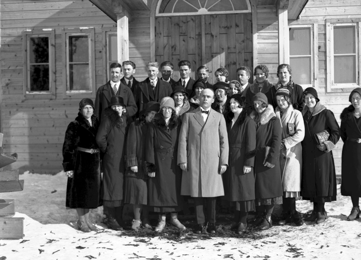 Gruppebilde utenfor kapell