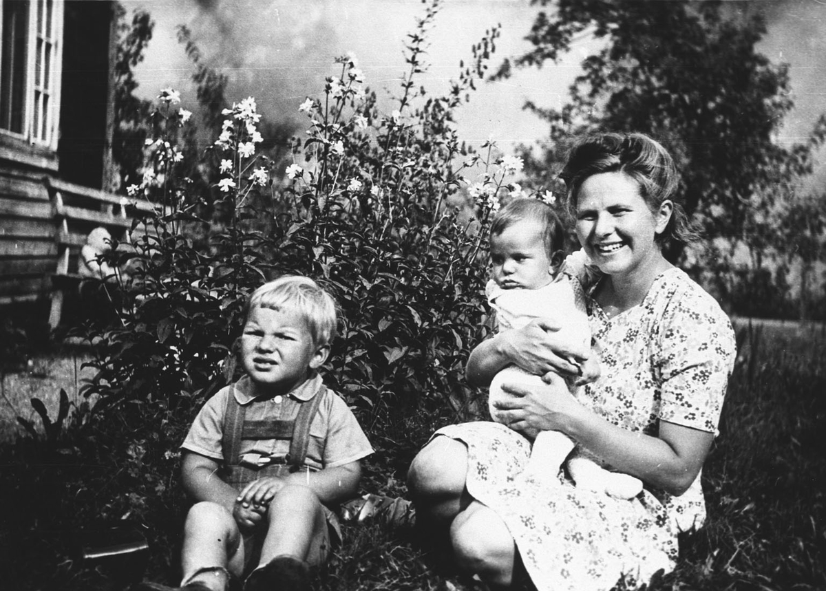Gruppebilete, 3, Eivind Kiberg, Gunnar Kiberg, Herborg Kiberg