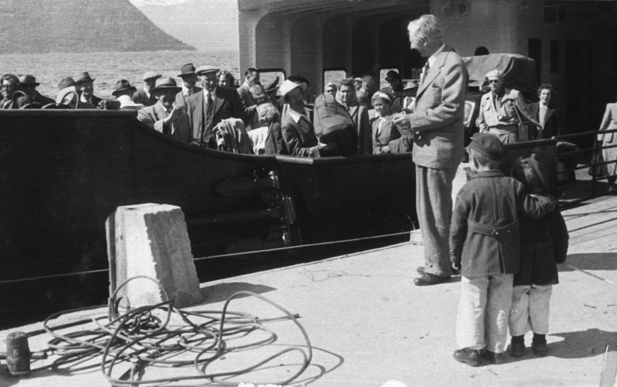 Eivind Kiberg, Gunnar Kiberg, Olav Holm, ferge legg til kai i Kinsarvik