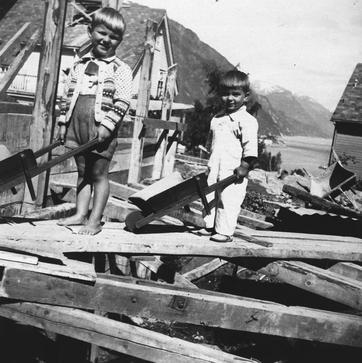 Portrett, 2, Eivind Kiberg, Gunnar Kiberg, leike- trillebår
