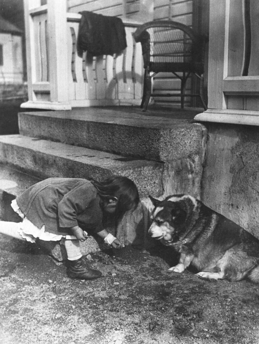 Solveig Bjørkhaug og hunden Vaktar