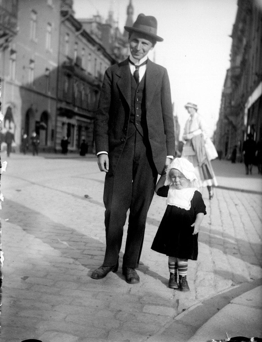 Olav Holm med dotter Herborg i Sverige.