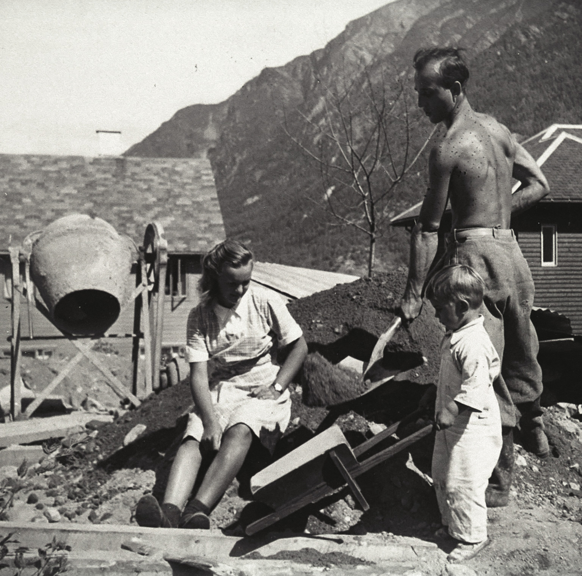Familie bygger hus
