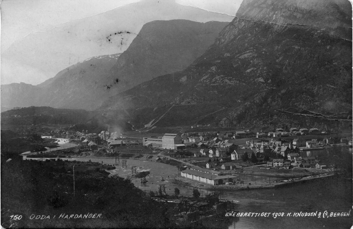 Postkort som viser Odda sentrum og karbidfabrikken i 1908.