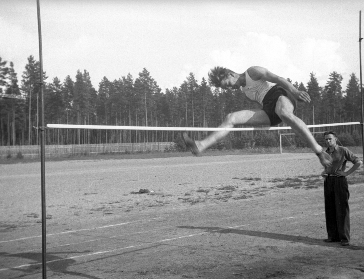 Høydehopp.Stevne på Fylkesidrettsplassen ("Fylken") i Elverum.