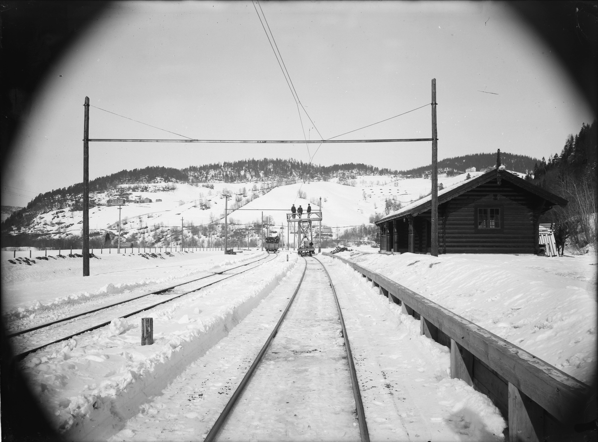 Solbusøy stasjon montasjevogn og 3 mann.