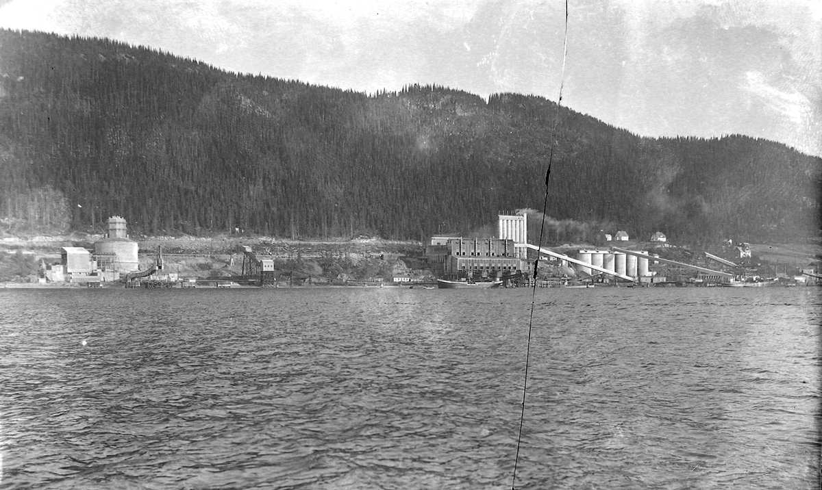 Thamshavn smelteverk sett fra sjøen.