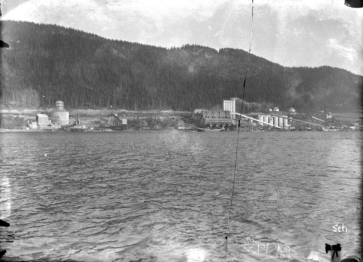 Thamshavn smelteverk sett fra sjøen.
