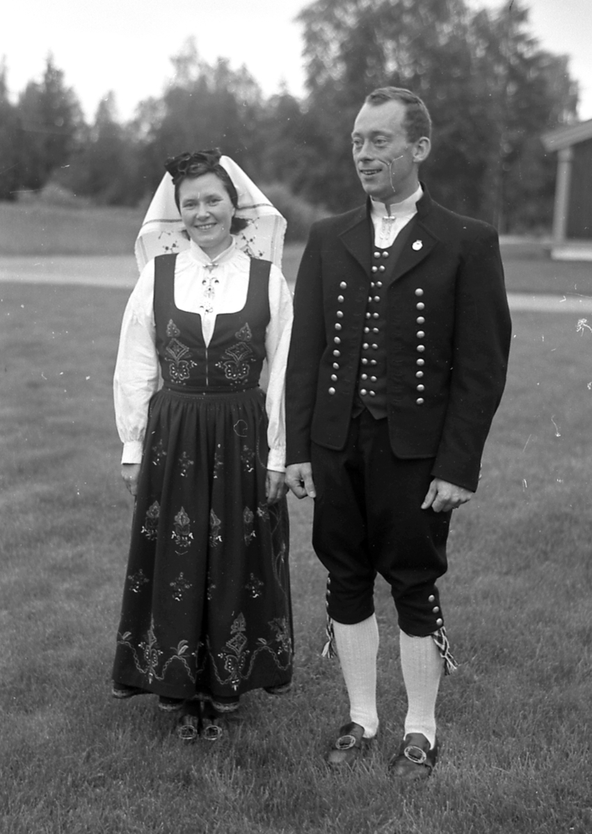 Mann og kvinne i bunader