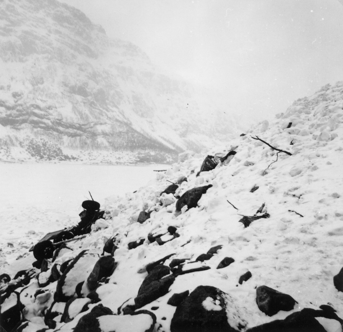 Lastebil teken av snøras i Skjeggedal.