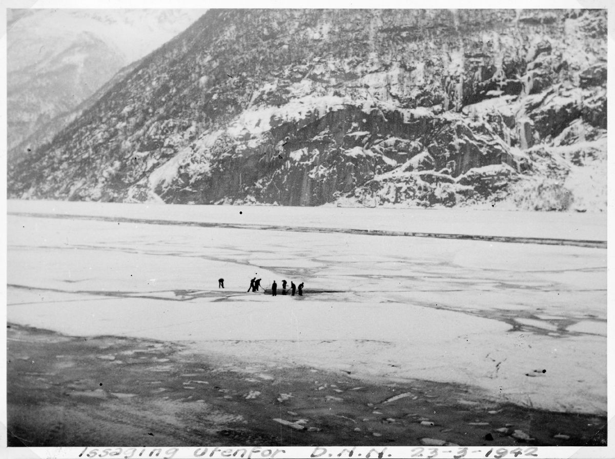 Issaging på fjorden framfor DNN-fabrikken i Tyssedal i 1942.