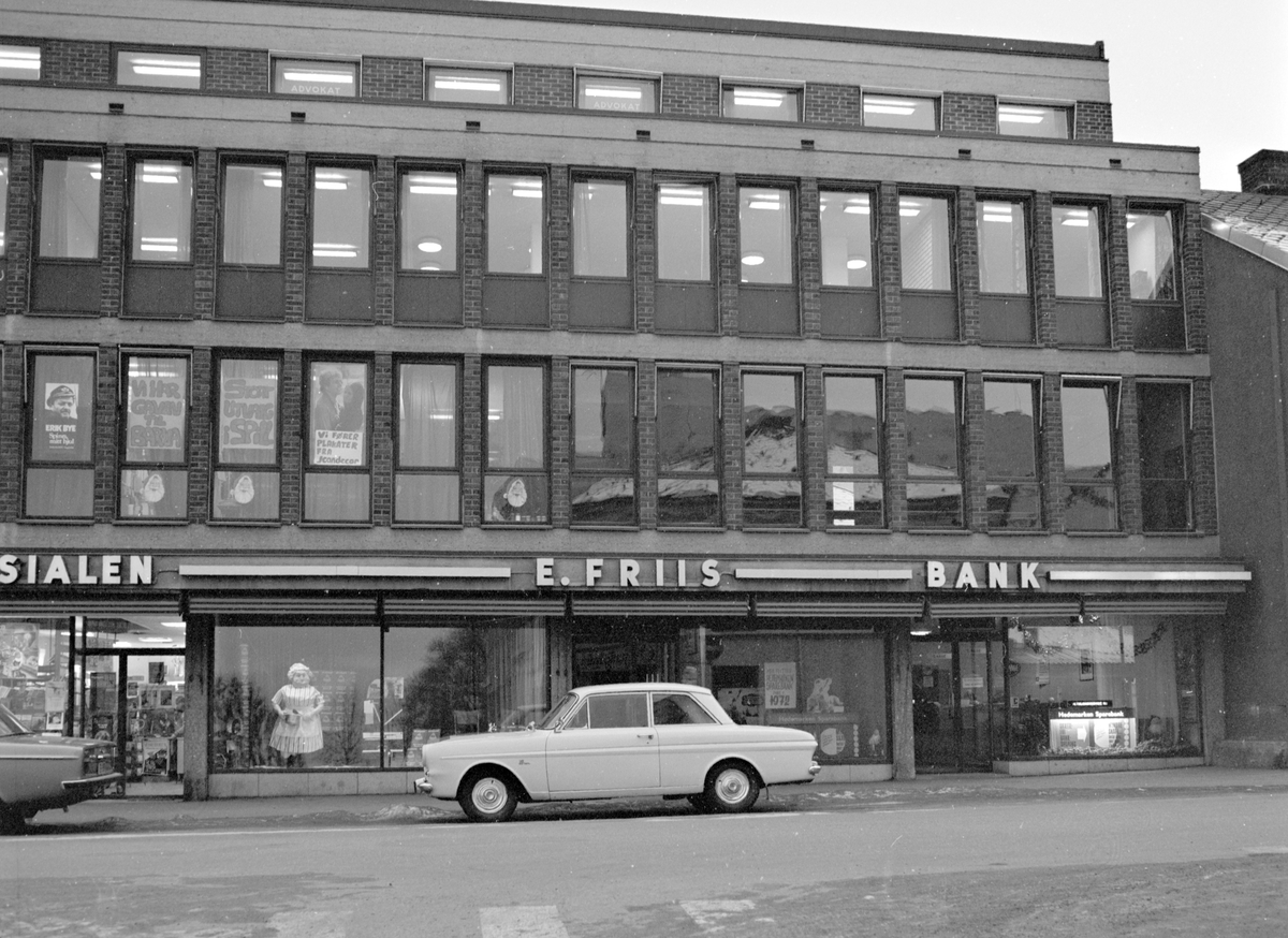 Hamar, Torggata 83, Eksteriør. Bokspesialen, E. Friis, Hedemarken Sparebank. E. Friis Manufakturforretning etablert 1925 i Torggata 73. Flyttet senere til Torggata 83.