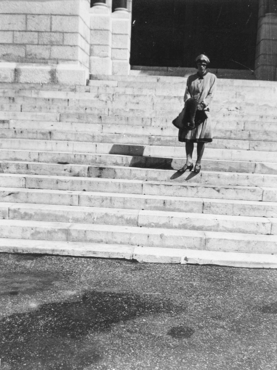 Klara Thams foran domkirken i Monaco. (Cathédral de Monaco) 1928.