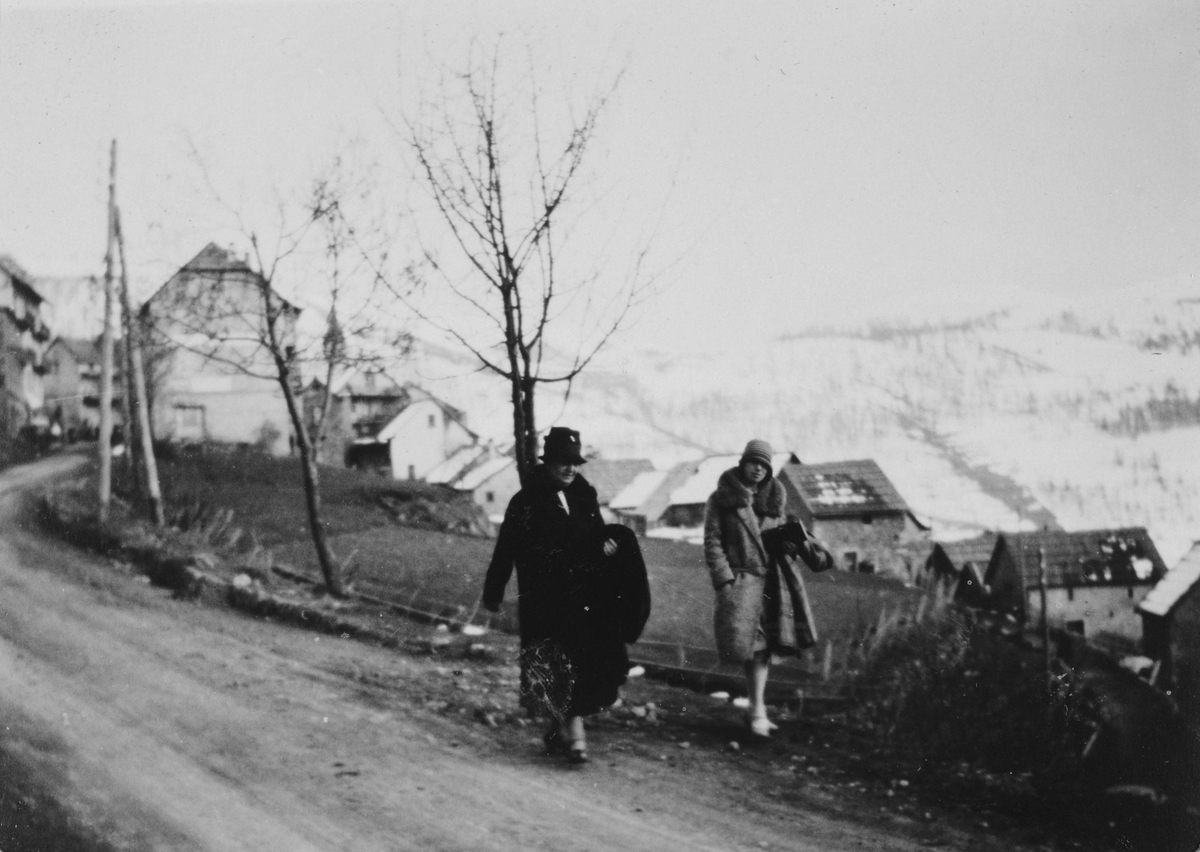 Eugenie Thams og svigerdatter Klara spaserer langs en grusvei.