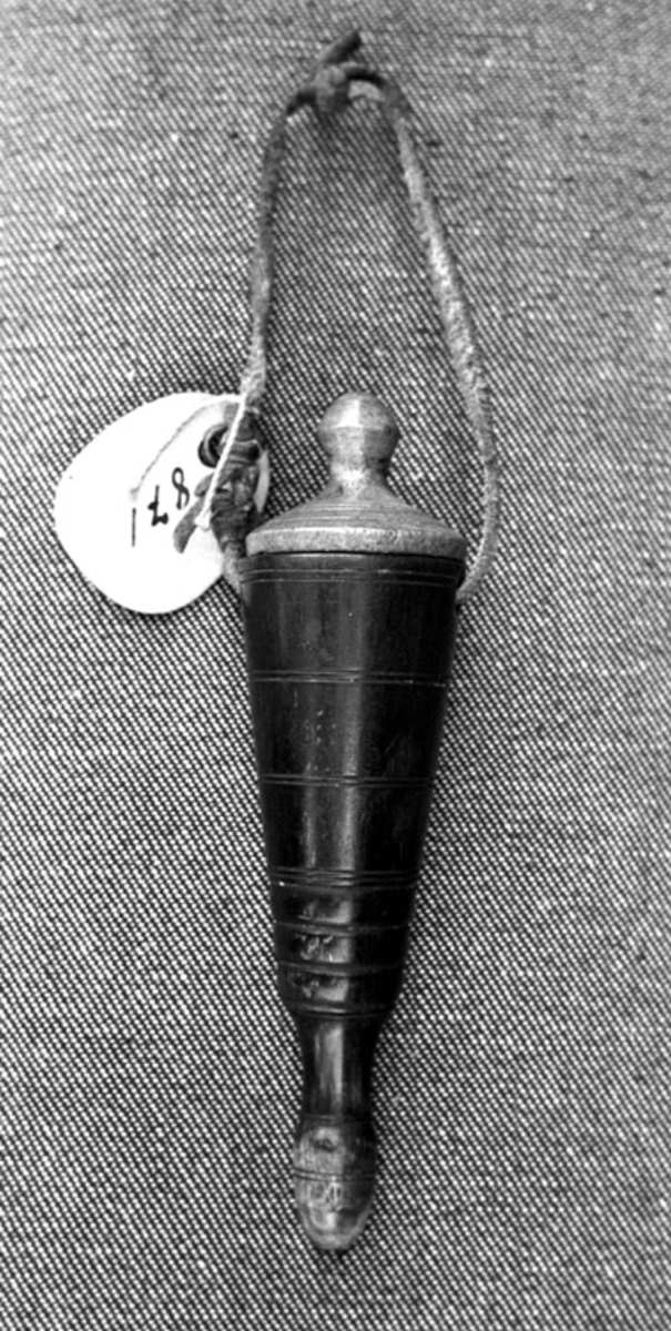 Trolig brukt som fenghettebeholder.