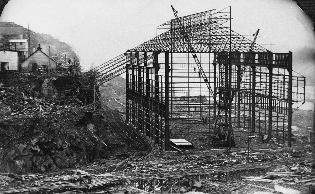 Montering av ovnshuset, gamle Kadmiumen, på Zinken i 1928.